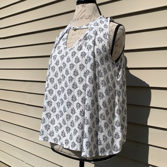 Ocean DRIVE Off White/Navy Sleeveless Top - Picture 1 of 10